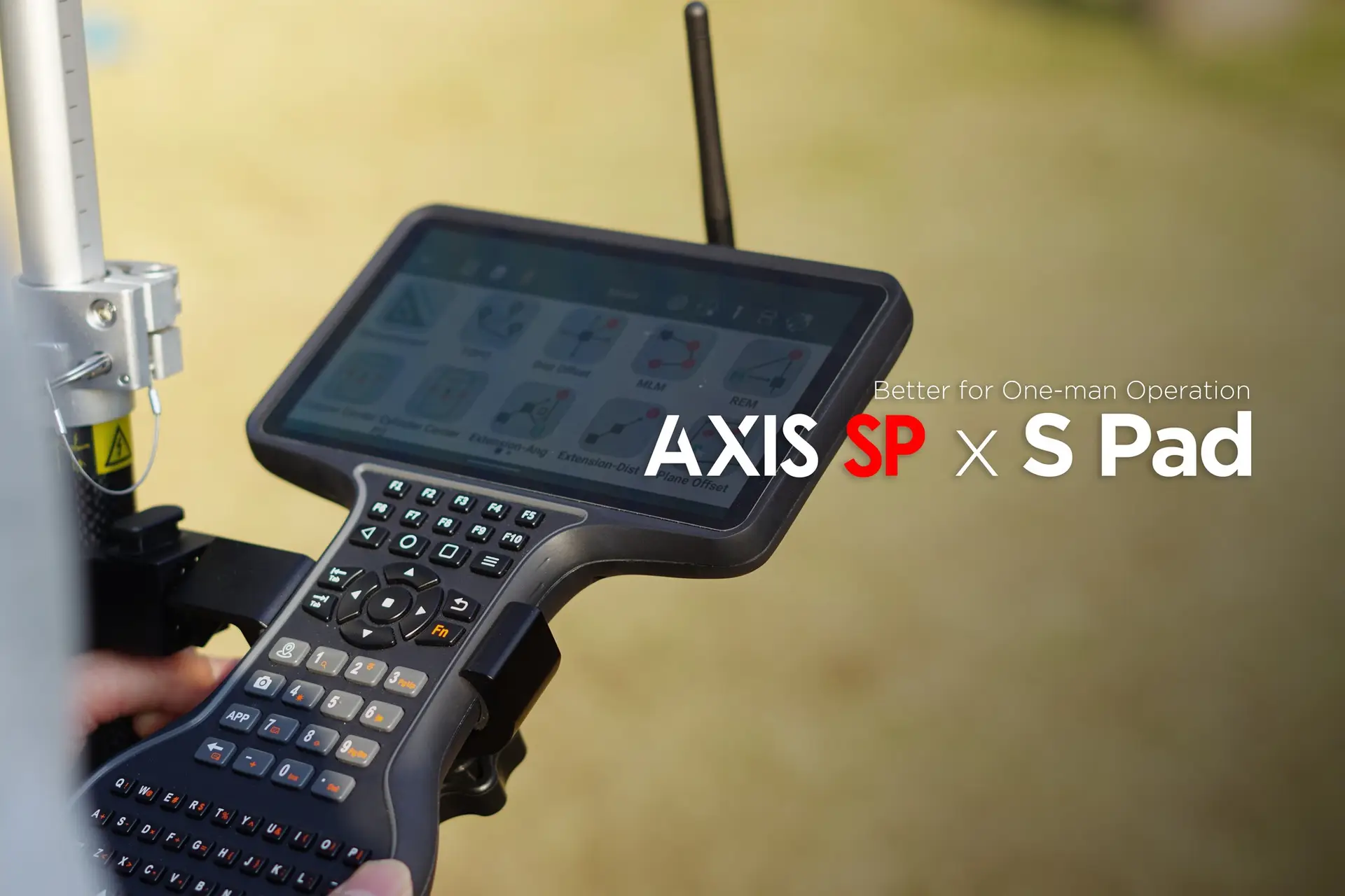 Контролер S-PAD в ръка пред STEC Axis SP — работа от един оператор