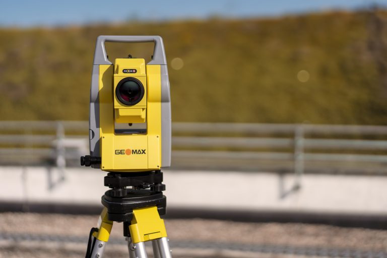 GeoMax Zoom45 на статив на строителен обект