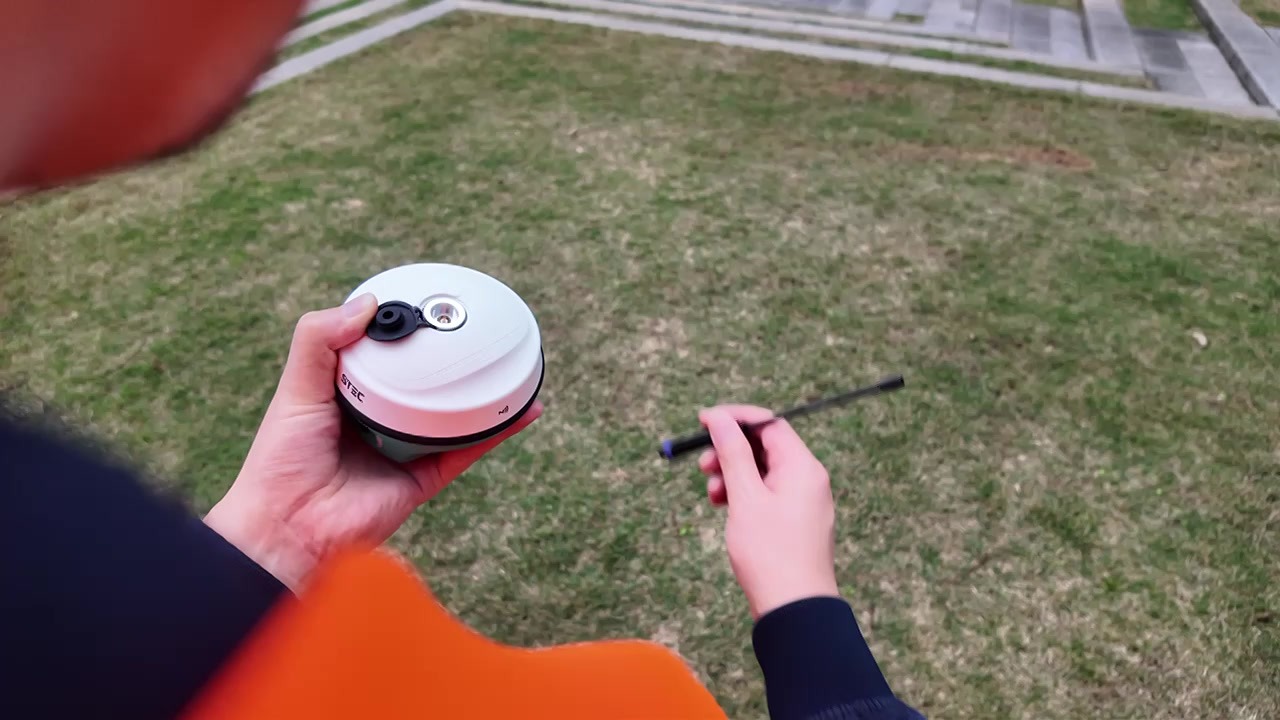 STEC SE Lite — GNSS приемник с размер на ябълка в длан