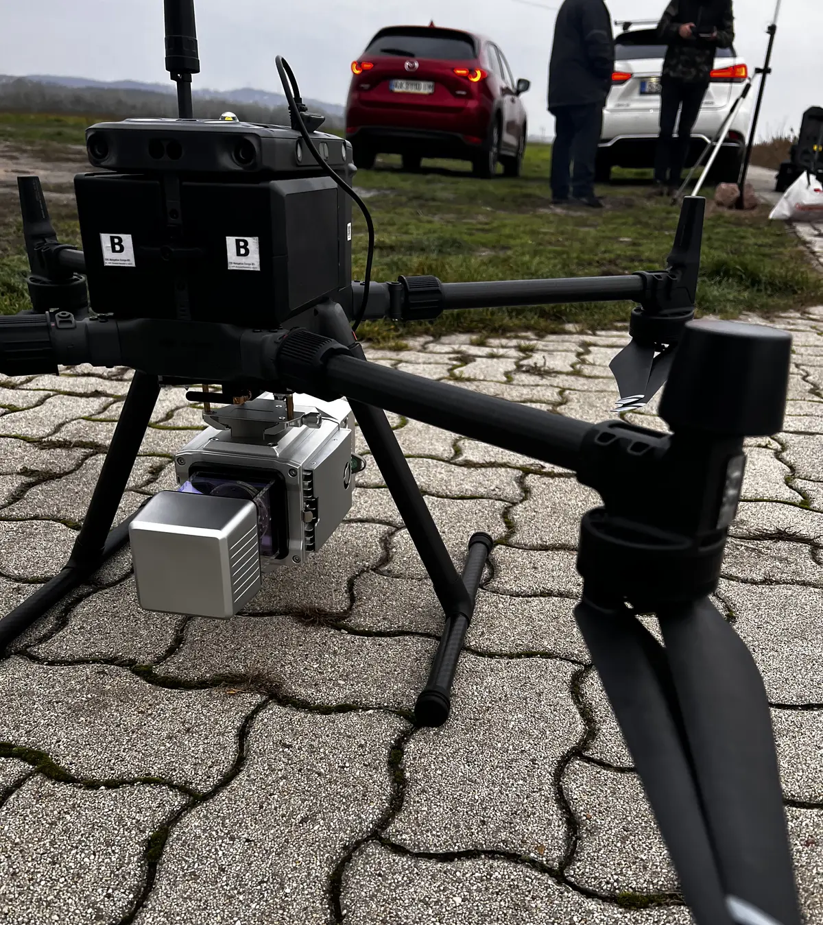 Дрон DJI Matrice 300 с LiDAR системата CHCNAV AlphaUni 20 на терен преди полет