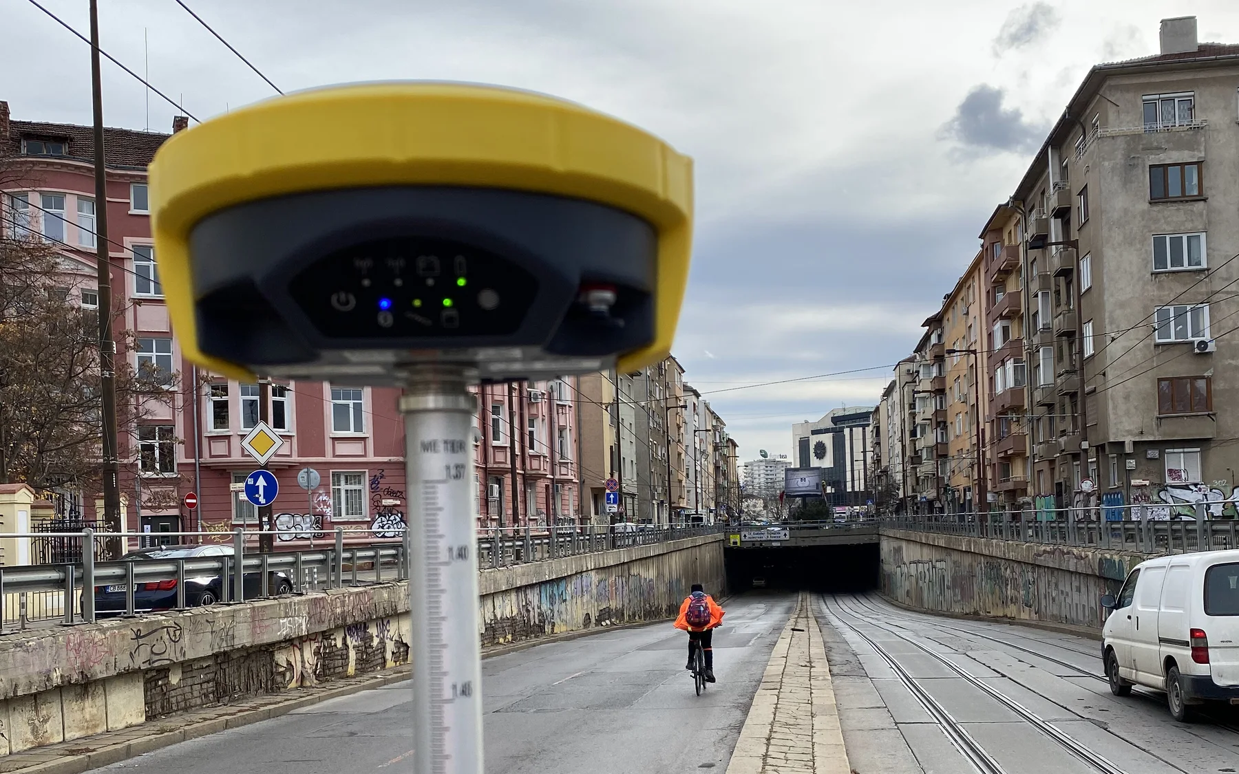 GNSS приемник GeoMax Zenith на щок при заснемане на градска улица