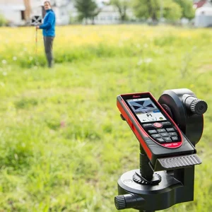Leica DISTO S910 на Smart Base върху тринога при измерване на терен