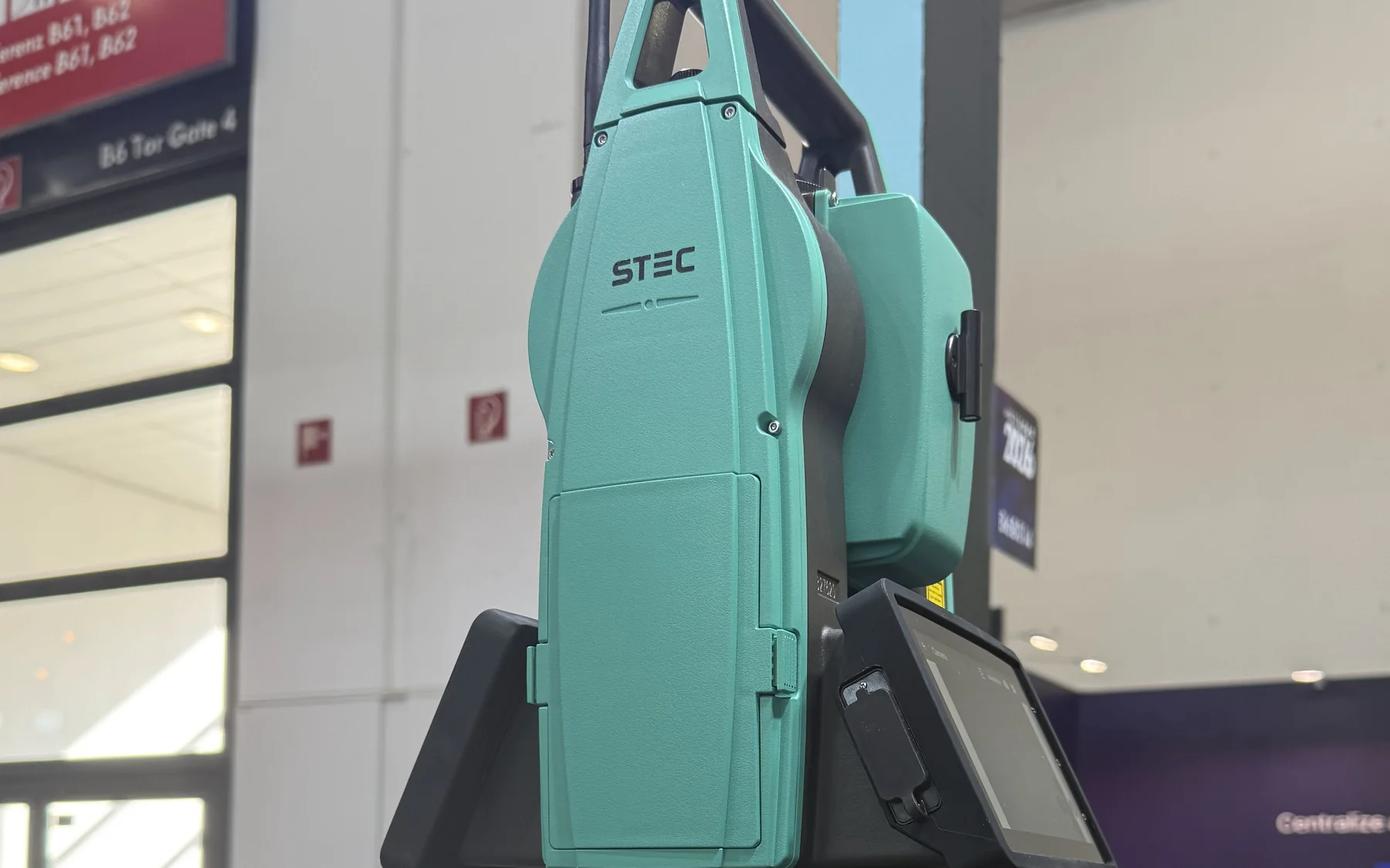 Роботизирана тотална станция STEC AXIS, монтирана на автоматична хоризонтираща основа за мониторинг